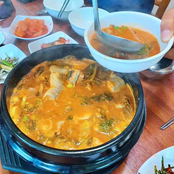 식객 허영만 백반기행 진도 초평항 솔비치 참기름 살짝 버무린 낙지 탕탕이 파 뿌리 숙회 맛집