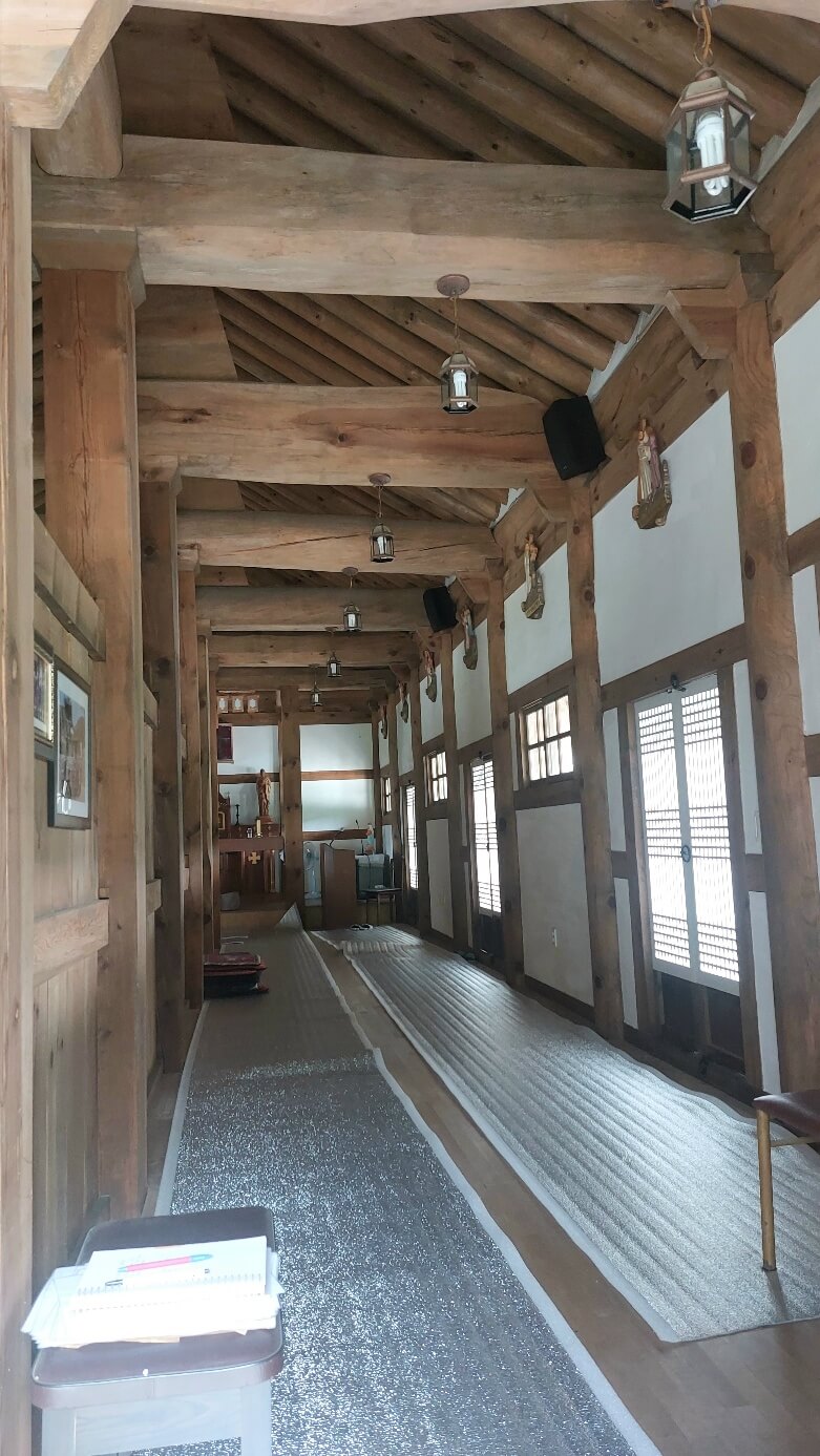 성당 내부 오른편