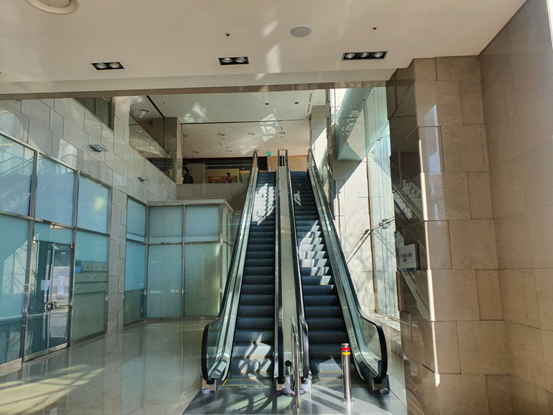 로비로-가는-에스컬레이터