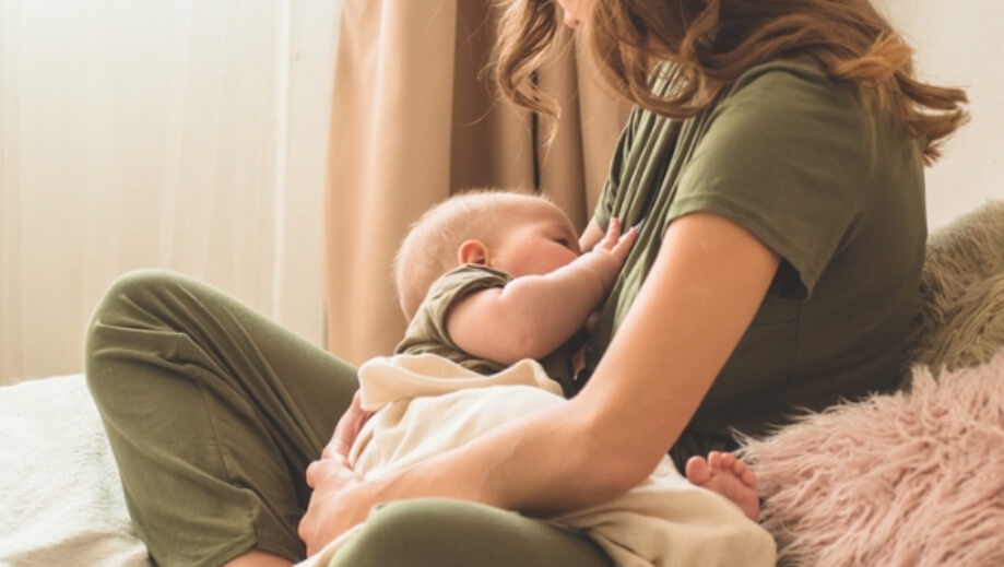 여성이-아기를-안고-젖을-주고-있다