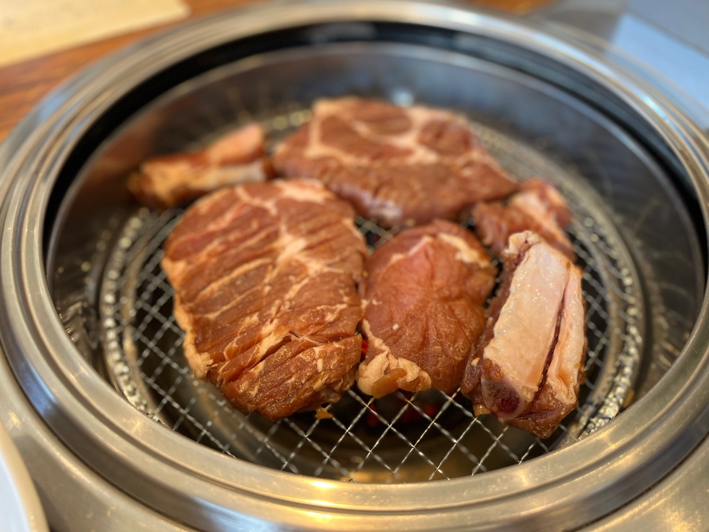 불판 위에 올라간 돼지 갈비