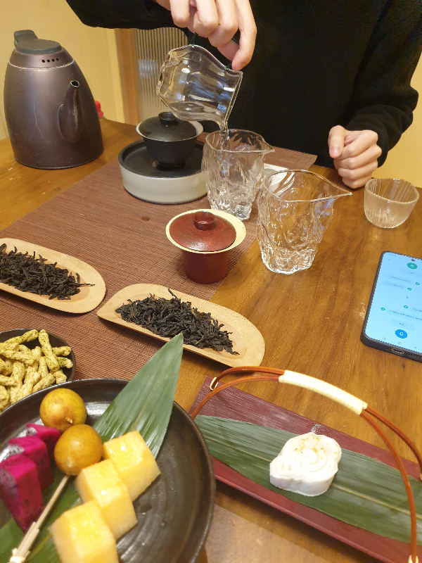 공도배를 예열하는 모습. 뜨거운 물을 부어 예열한다.