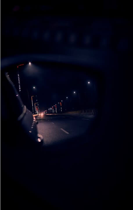 야간에 어둡게 보이는 현상