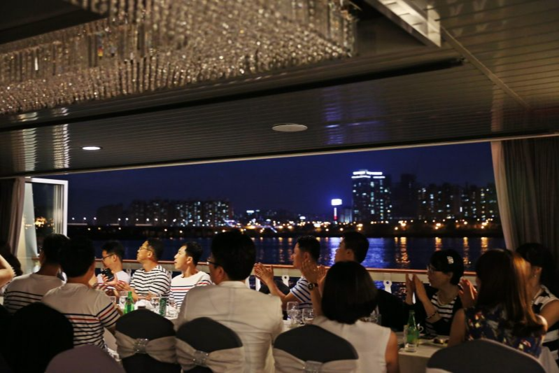 한강 크루즈 뷔페: 로맨틱한 서울 야경과 미식 여행