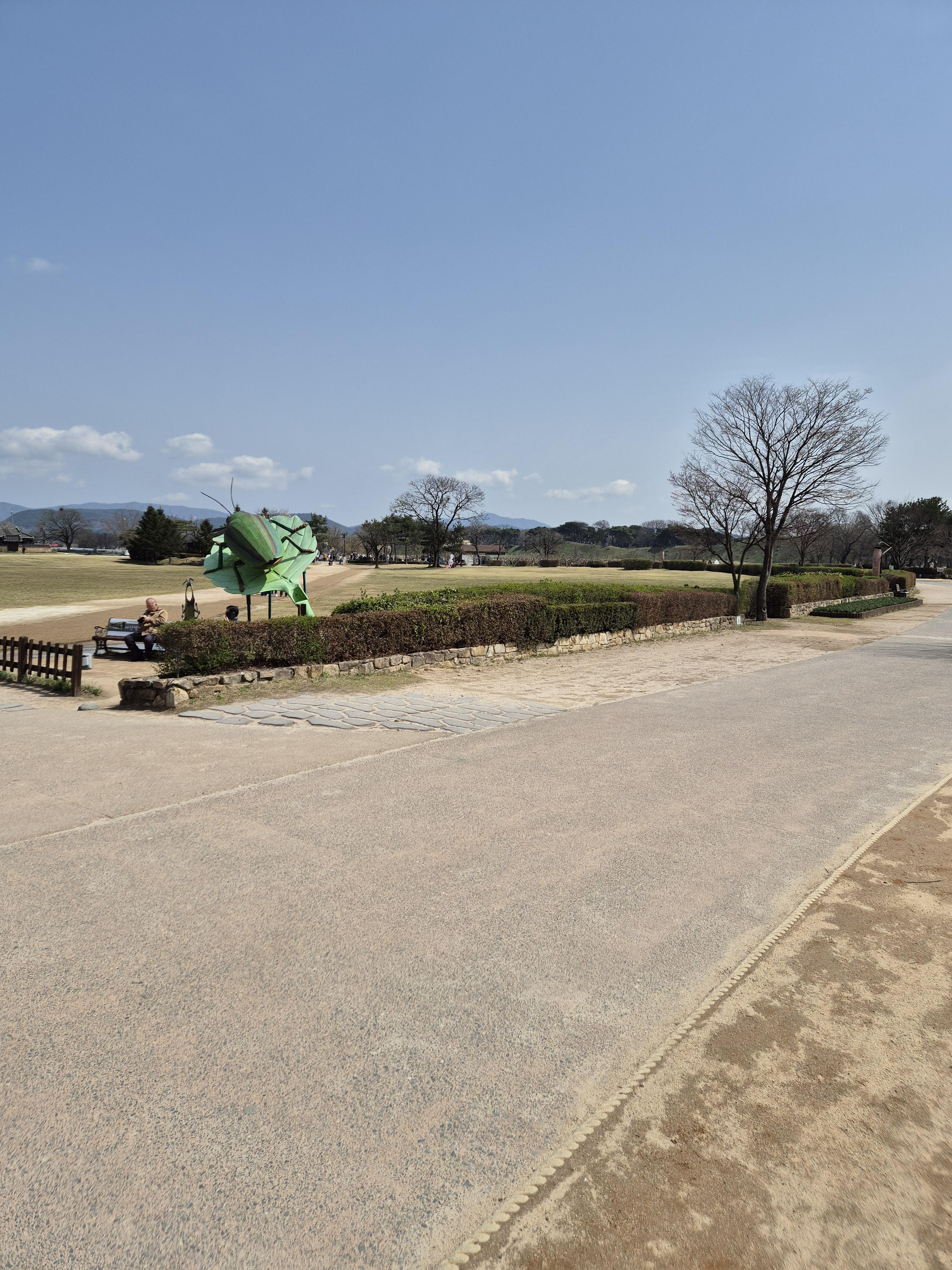 비단벌레 전동차 승차장에 있는 비단벌레 모형입니다.