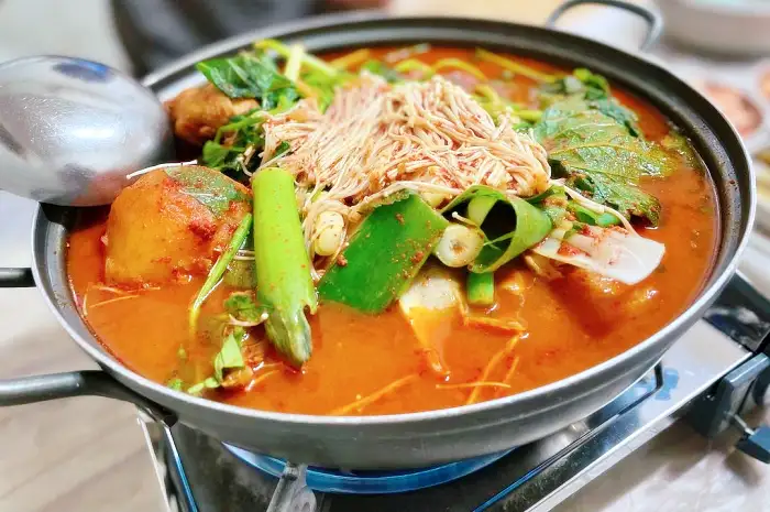 식객 허영만 백반기행 가평 남이섬 30년 전통 노포 토종닭볶음탕 토종닭 백숙 맛집