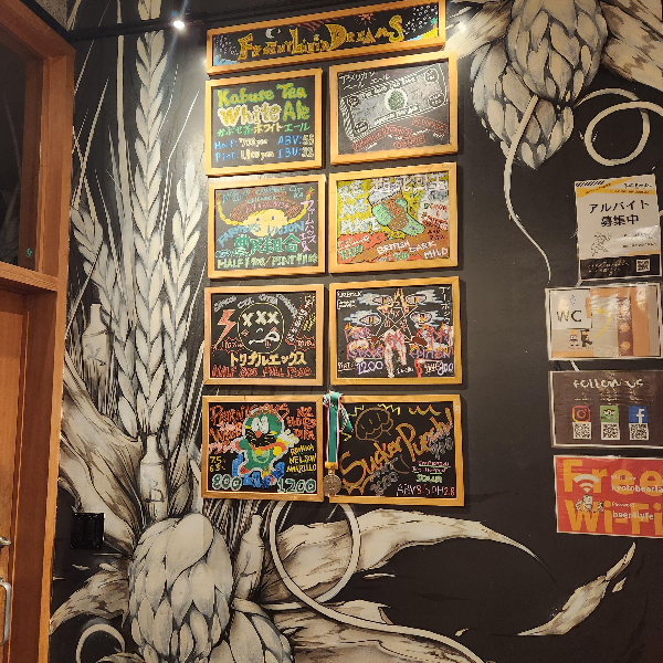 입구 왼쪽편 그림으로 그린 메뉴판들이 이곳을 힙하게 만든다.