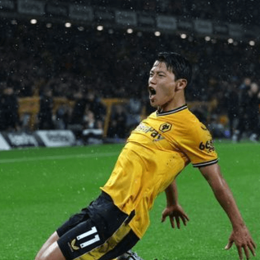 골인 후 세러모니하는 황희찬