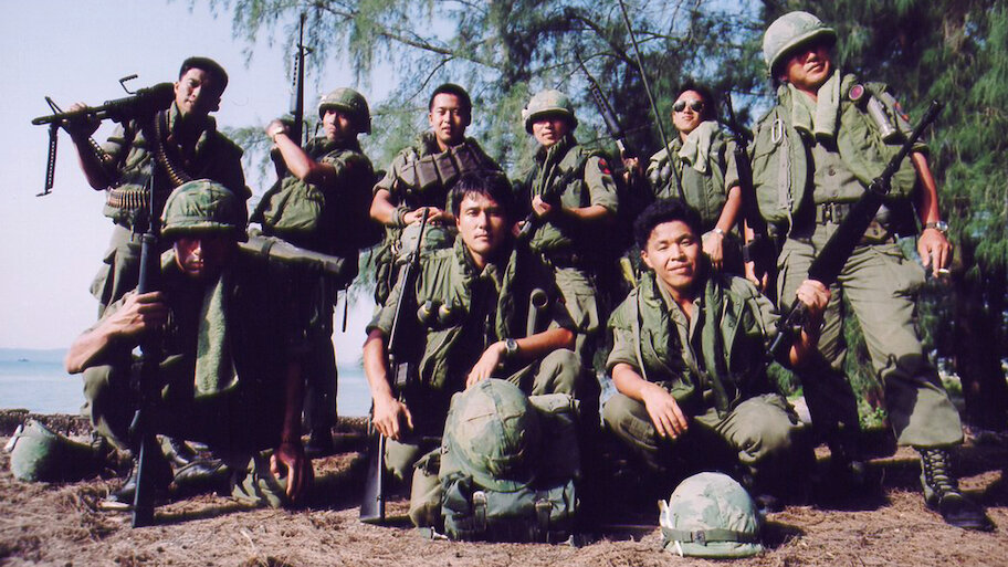 영화 알포인트에서 한국군 병사들이 정글 속에서 단체로 포즈를 취하고 있는 장면