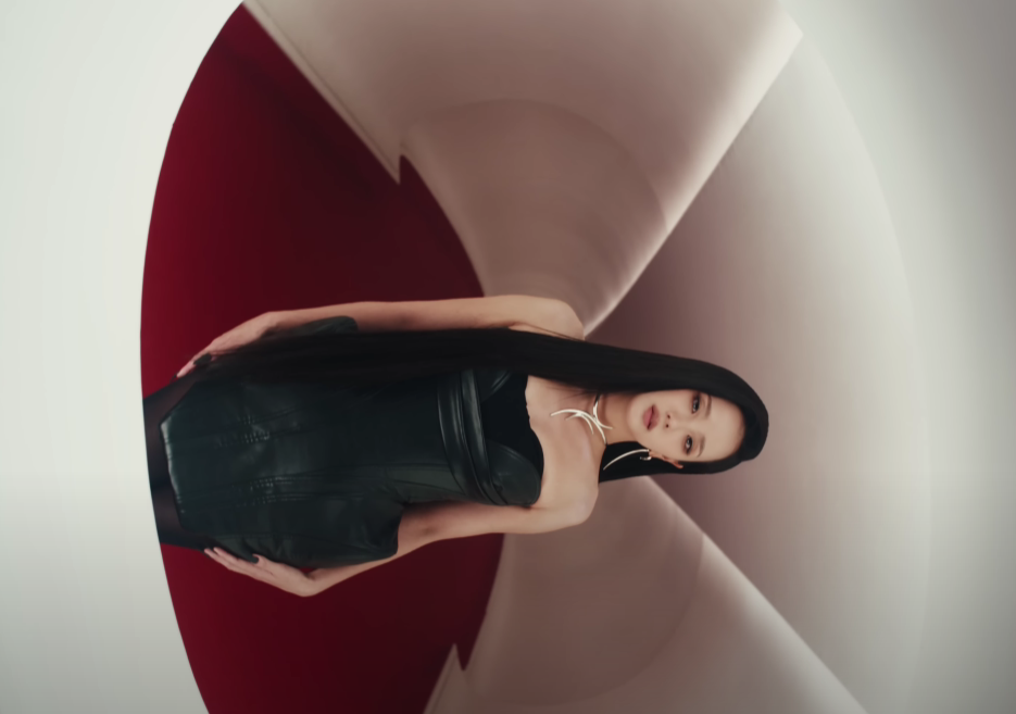 지수 (Jisoo) Eyes Closed