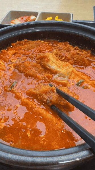 연남토마 김치나베돈까스 국물 속 돈까스 고기 젓가락으로 집어든 모습gif&amp;#44; 백화점 푸드코트 혼밥 메뉴 