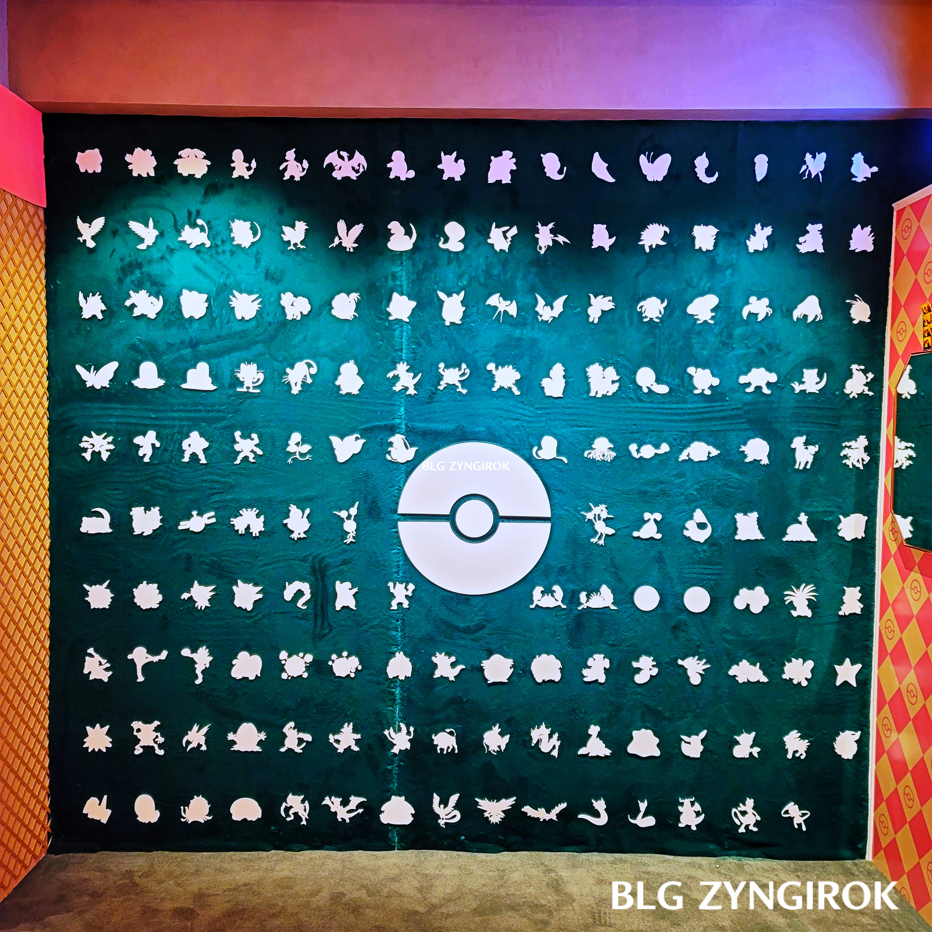 한남-베스킨라빈스-hive-벨벳벽면에-151마리-포켓몬들의-실루엣들이-전시되어있다.