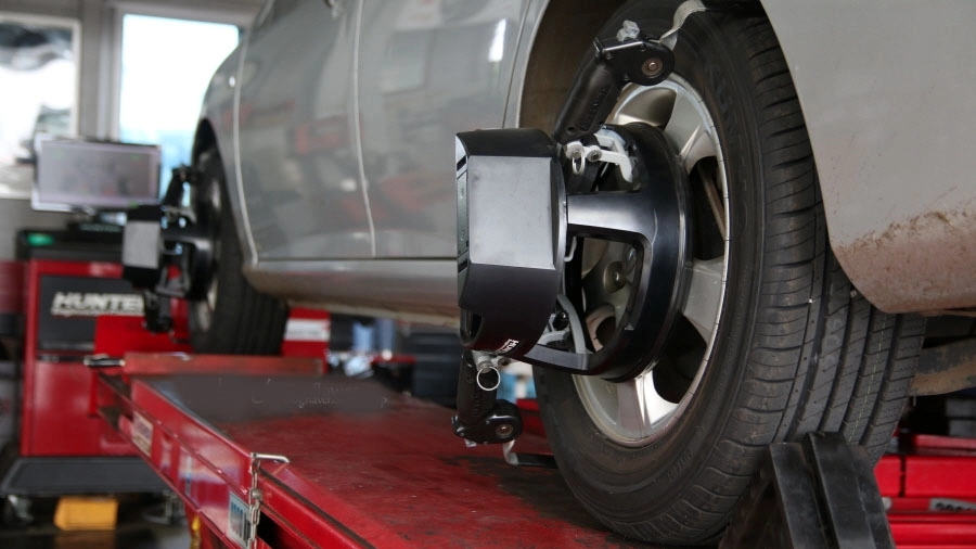 휠 얼라이먼트 점검 모습