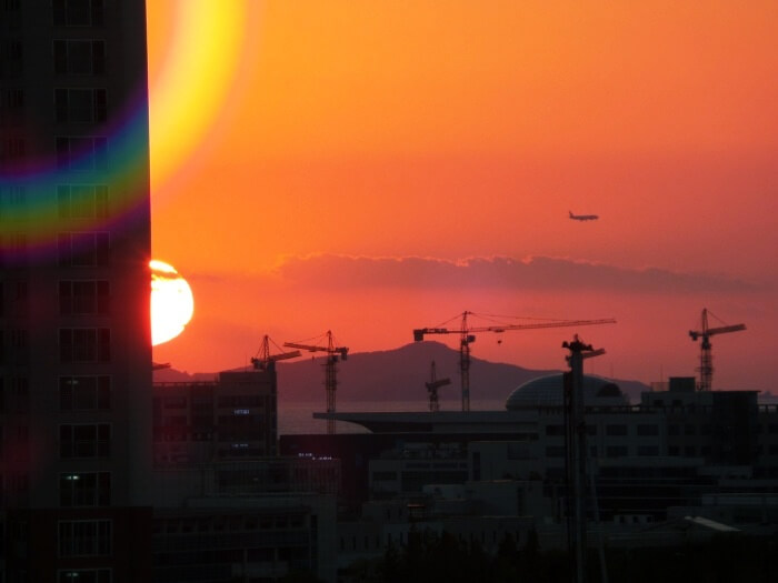 붉은노일이-지고있는-공사현장