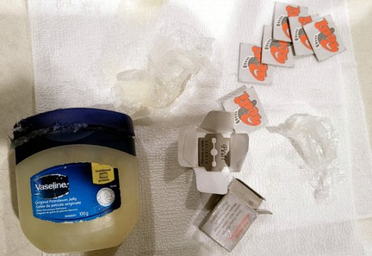 인천공항을 경유하던 중국인 여성의 짐 속에서 은닉한 것으로 추정되는 면도날 여러 개가 발견돼 경찰이 조사를 벌였다. 사진은 지난 12일 인천국제공항에서 인천공항경찰단이 중국인 환승객에게서 압수한 바세린 통 안 면도날. [사진=인천공항경찰단]