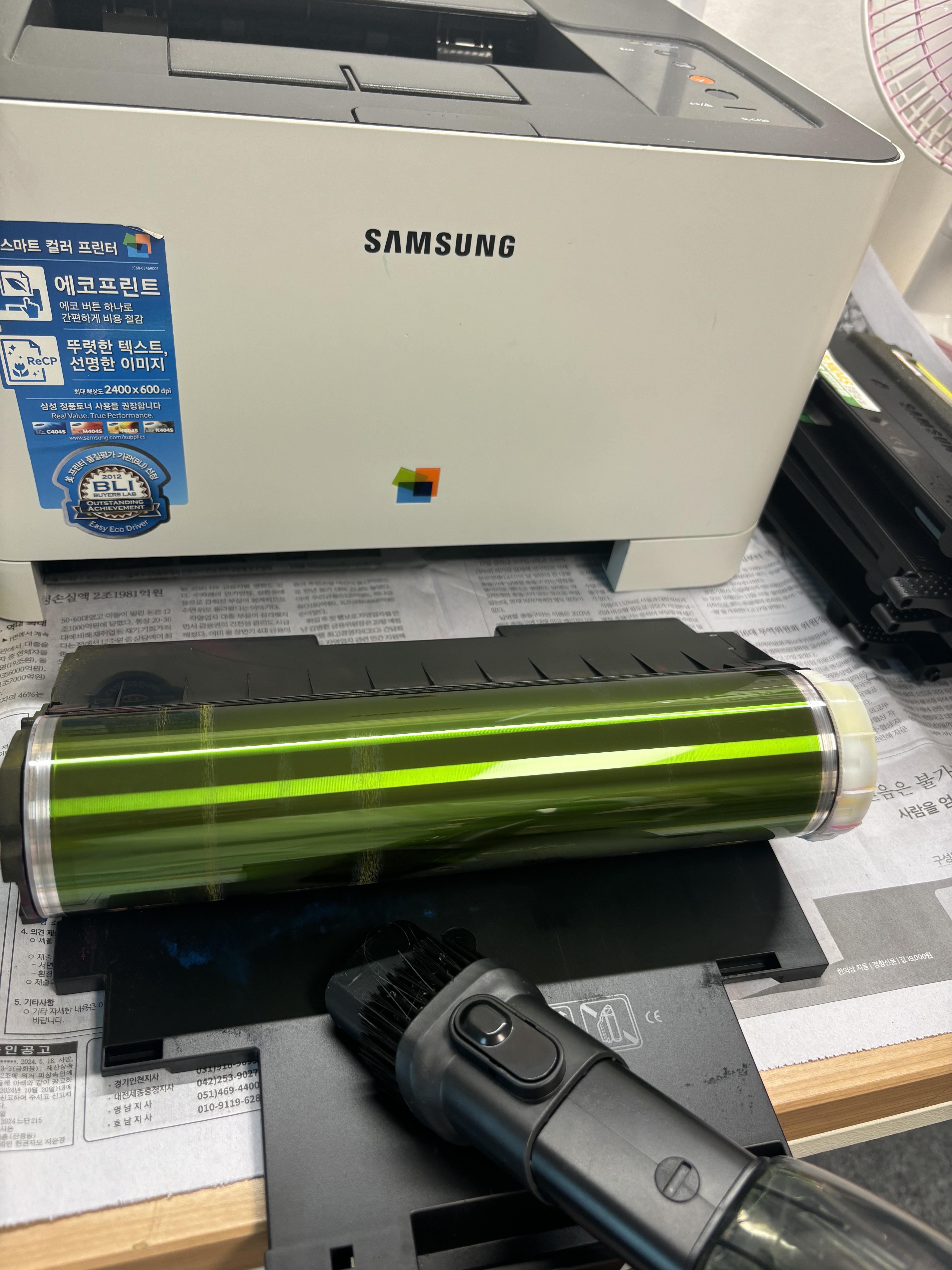 청소기로 이미징유닛을 청소