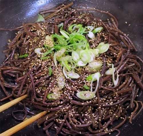 2024년 설날 음식 : 5. 고사리나물 맛있게 만드는 법 4. 고사리 다진마늘&amp;#44; 대파&amp;#44; 통깨 넣기