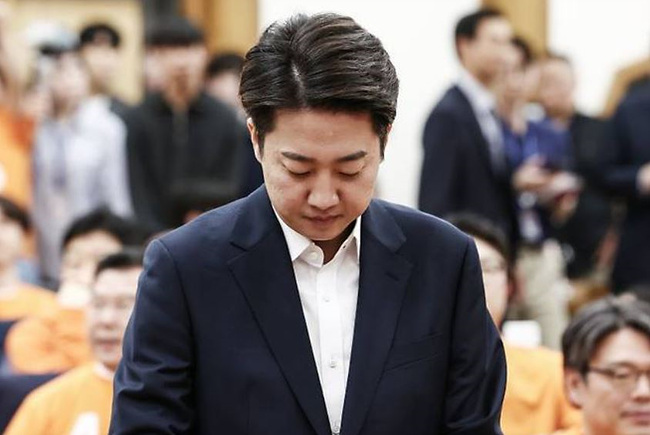 이준석 대선 후보자 고개숙인 사진