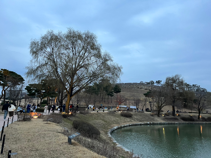 연못따라 산책길