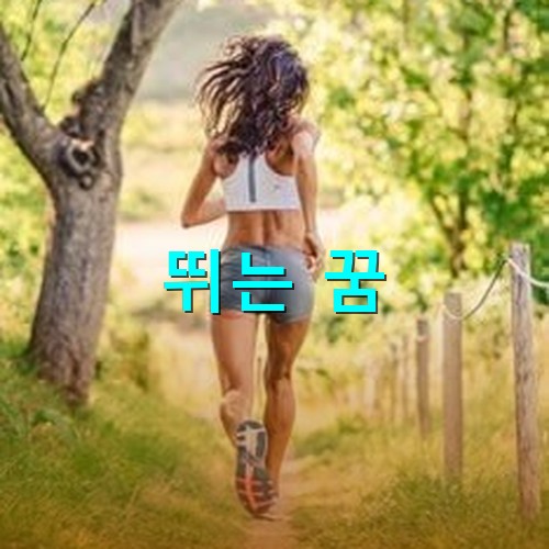 근육질의-여성이-흰색-탱크탑을-입고-머리를-휘날리며-뛰고있는-모습