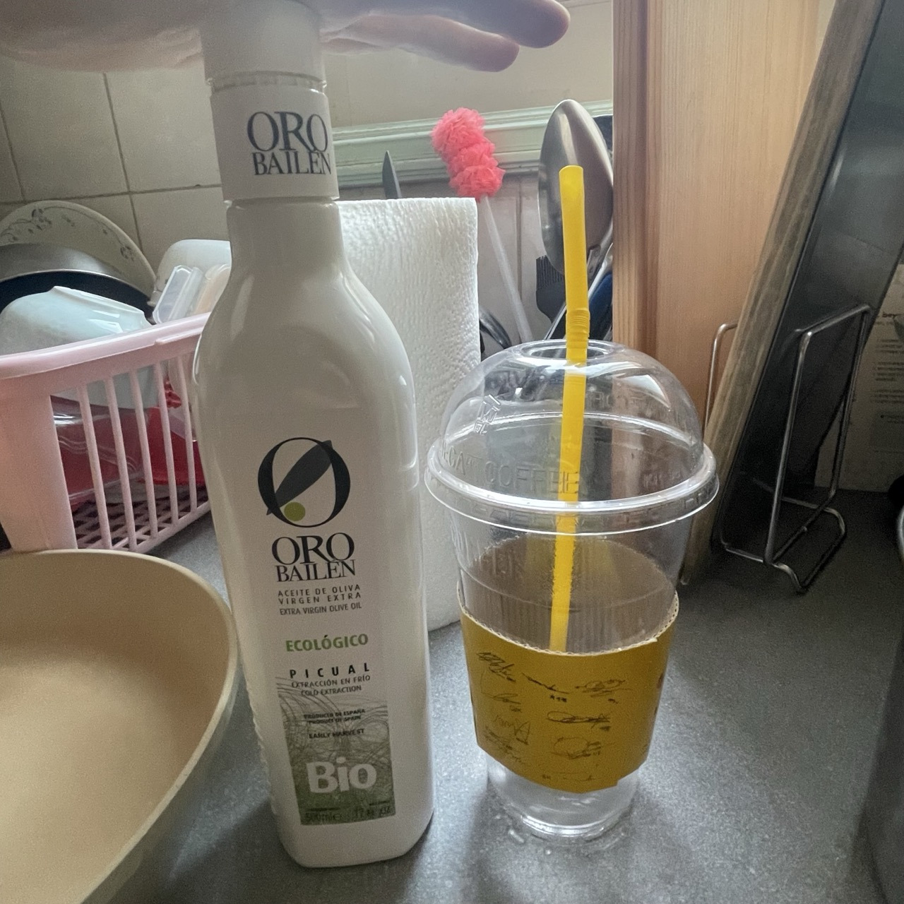 Oro Bailen Picual olive oil drizzled on Mega Coffee americano cup, 올리브오일 커피 건강 레시피