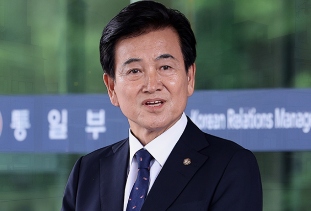 이재명 정부는 2025년 들어 대북 정책 기조를 기존의 대결 중심에서 긴장 완화와 평화 공존으로 전환하며, 남북 간 신뢰 회복과 대화 재개를 추진하고 있습니다. 이재명 대통령은 대북전단 살포 중단과 9·19 군사합의 복원 의지를 공개적으로 밝히며, 남북 정상회담의 필요성도 언급했습니다. 정부는 민간 접촉 전면 허용, 개별 관광 검토, 군사훈련 조정 가능성 논의 등 구체적 조치들을 병행하고 있으며, 남북 당국 간 대화가 재개될 수 있도록 정치·외교·행정적 기반을 마련하고 있습니다. 다만 정부는 북한의 응답 없이는 당국 간 회담이 현실화되기 어렵다는 점도 분명히 하고 있으며, 대화와 협력의 문을 열어두겠다는 입장을 지속적으로 밝히고 있습니다.