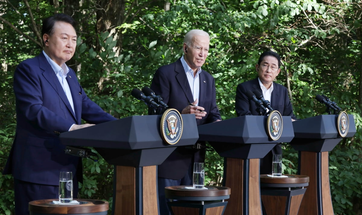 윤석열 대통령, 조 바이든 미국 대통령, 기시다 후미오 일본 총리가 지난 8월 18일(현지시간) 워싱턴DC 인근 메릴랜드주 미국 대통령 별장인 캠프 데이비드에서 한미일 공동기자회견을 하고 있다