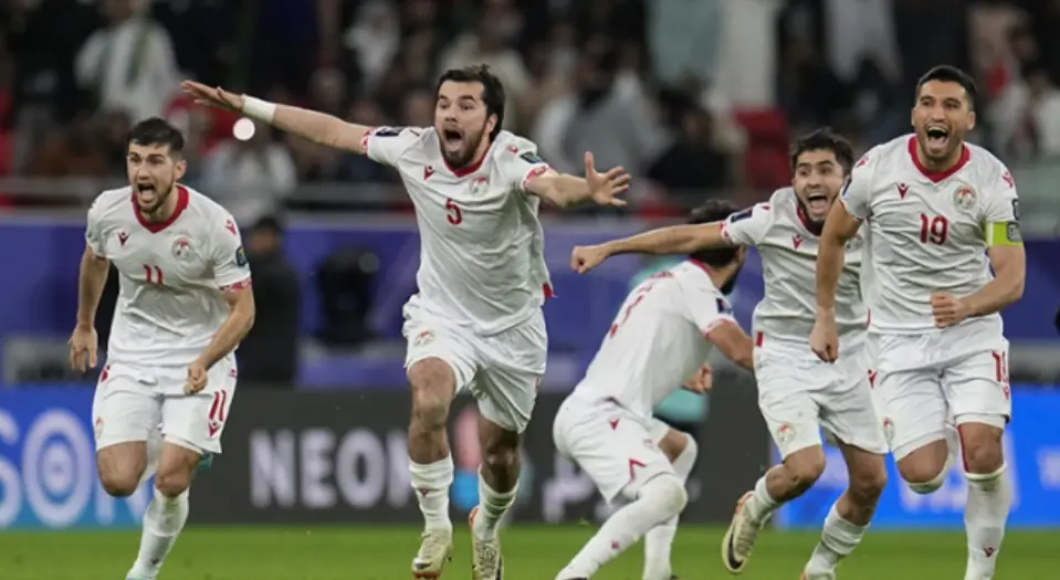 호주전- 흰색 반팔반바지 유니폼을 입은 타지키스탄 선수들이 기뻐하는 뛰어가는 이미지