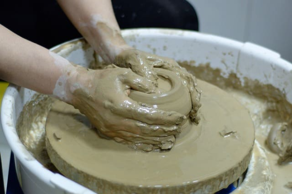 도자기를만드는사람의손사진