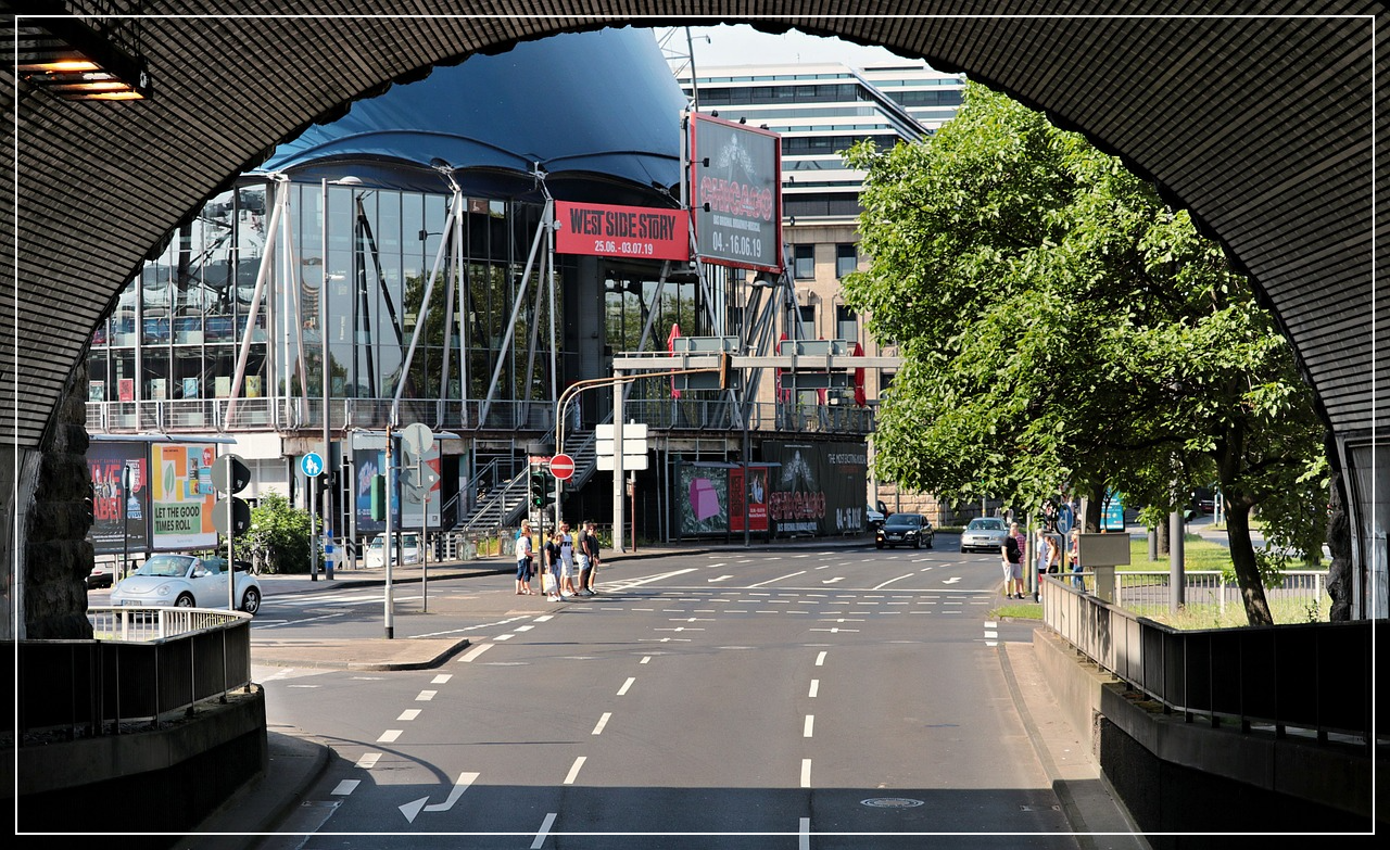 터널에서 보이는 도로 사진