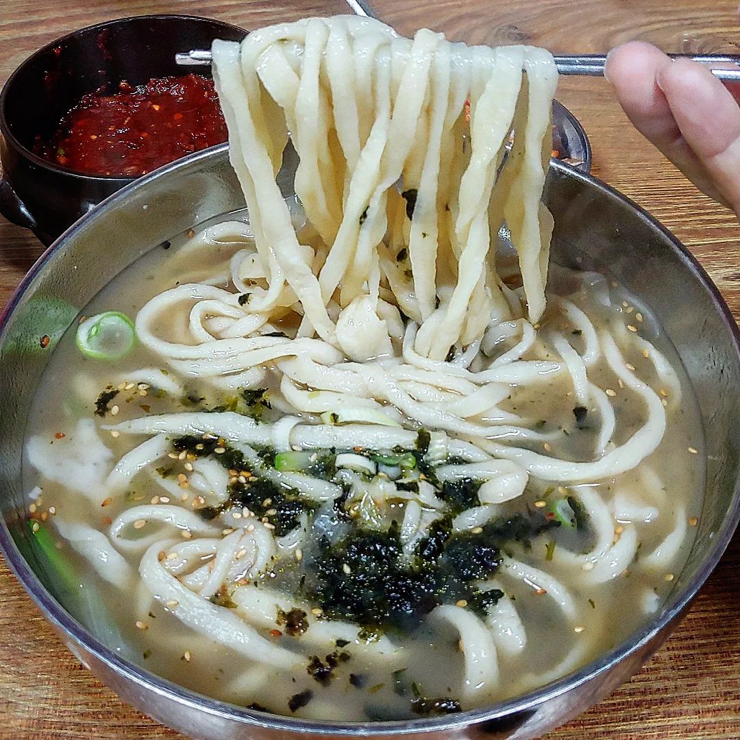 향수를 오롯이 담아낸 잔치 국수 손칼국수 광명 시장 맛집 추천 생방송투데이 인생분식