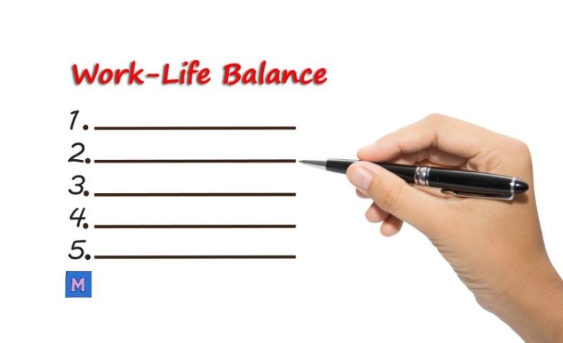 &quot;Work-Life Balance&quot; 제목 아래 1-5번까지 빈 줄이 있고, 손에 펜을 들고 목록을 작성하는 모습 via canva