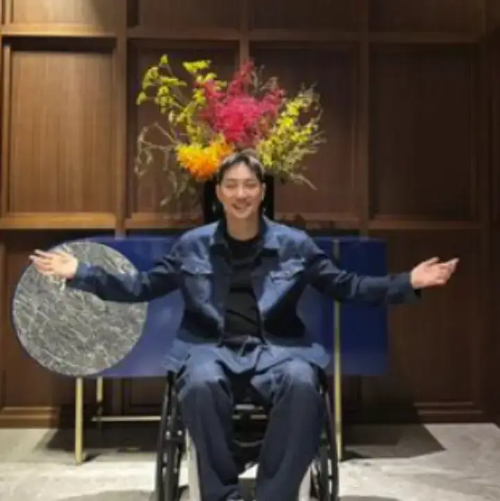 위라클-박위-췰체어에-앉아서-양팔-벌리고-찍은-사진