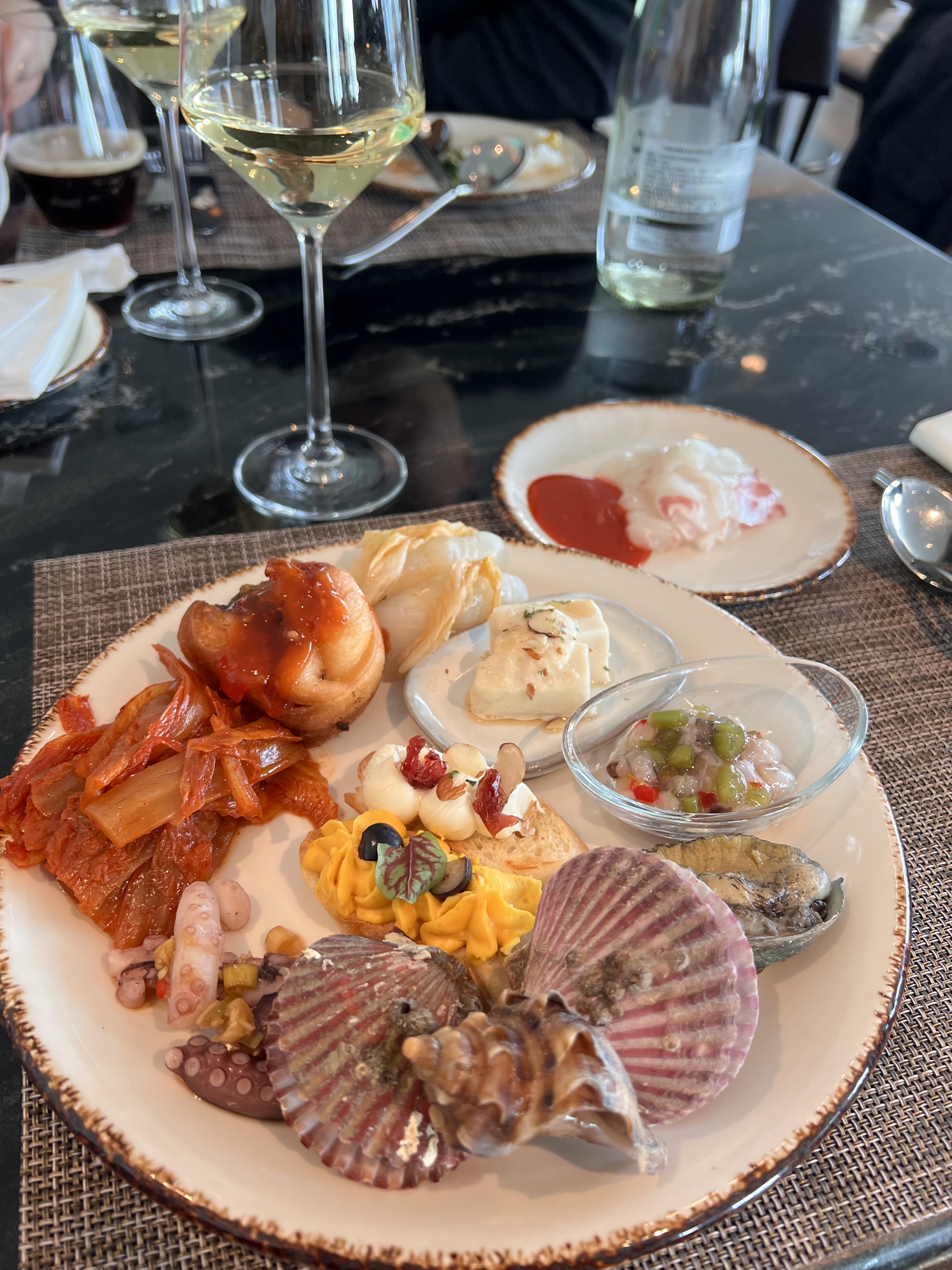 더 브릿지의 즉석 초밥과 해산물