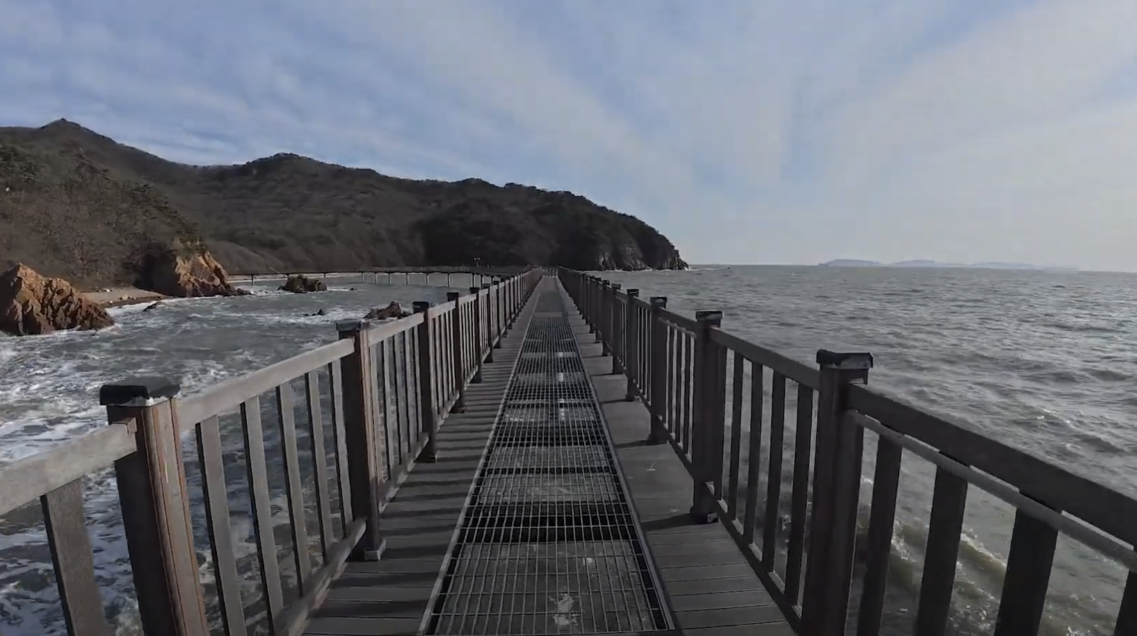 바다의 중심부로 갈 수록 바다와 직접 다면 할 수 있도록 철망으로 발 밑의 거친 바다의 파도를 직접 볼 수 있습니다.