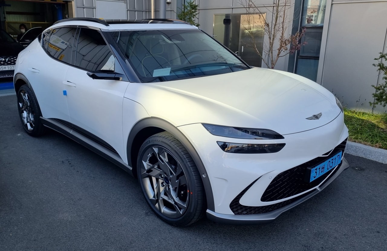 우유니 화이트를 입은 제네시스 GV60입니다.