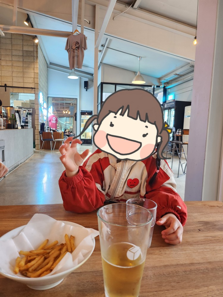 감자튀김을 먹는 아이