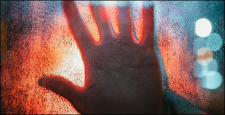 유리벽에 손을 대고 있음