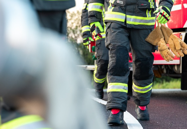 걷고 있는 소방관들 사진