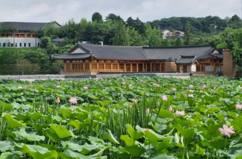 전주 덕진공원 연화정과 연못 사진