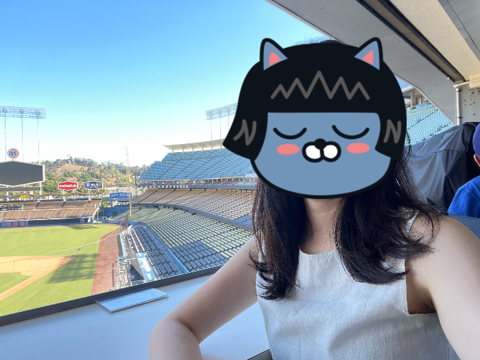 프레스 박스에서 경기장을 배경으로 찍은 셀카. 경기장이 한 눈에 내려댜 보인다.