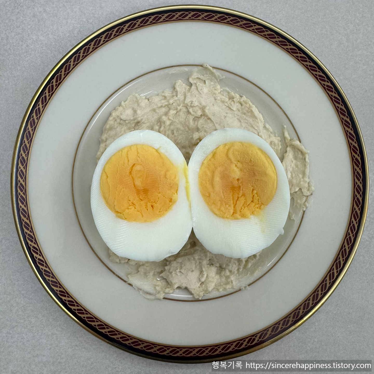 그릭요거트 스프레드 위에 올린 반숙 삶은계란 요리