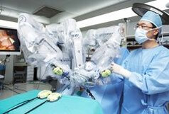 흰-마스크를-쓴-의사가-로봇팔을-이용하여-십이지장-수술을-하고있는-모습