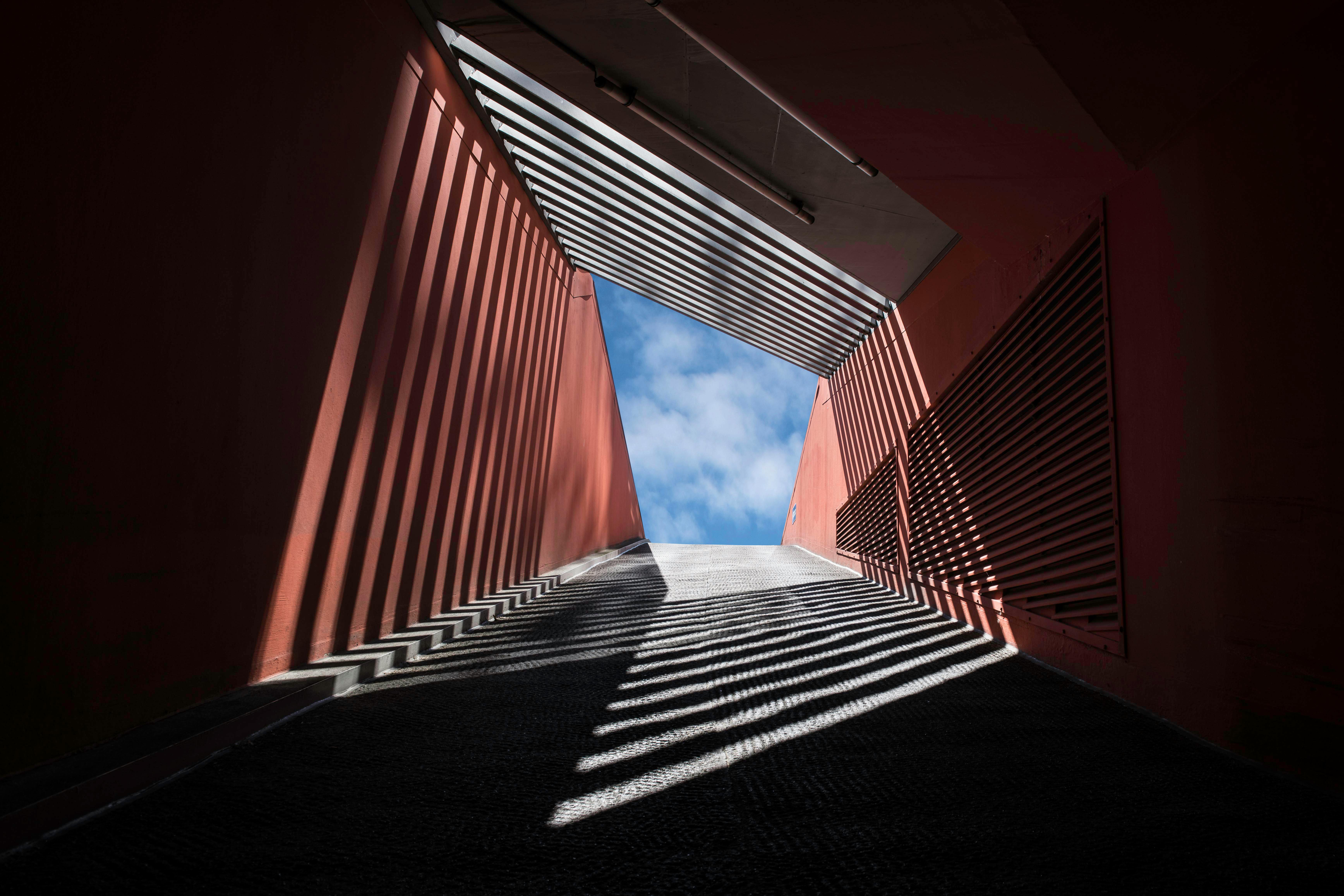 지하철이 터널을 지나는을 상징하는 이미지