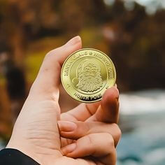 금화를-주워-손에-들고있는-장면