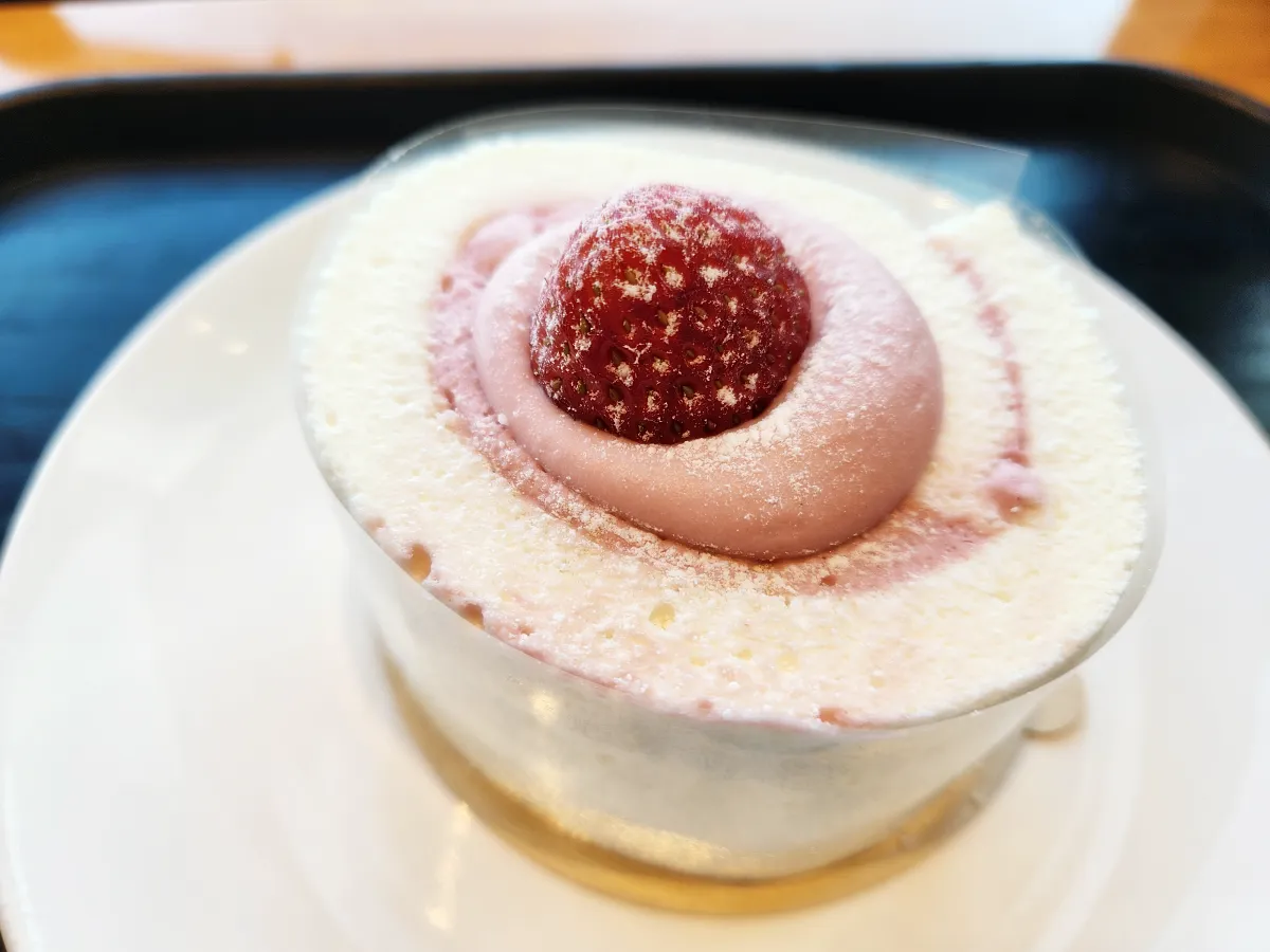 스타벅스-딸기-쏙-화이트롤