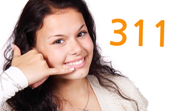 311에 전화 하세요. 여자가 전화하는 모습