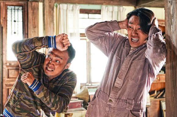 배우 이성민과 이희준이 영화 '핸섬가이즈'에서 열연하고 있다. [사진=NEW]