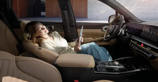 쏘렌토 좌석에서 편안하게 휴식을 취하는 여성