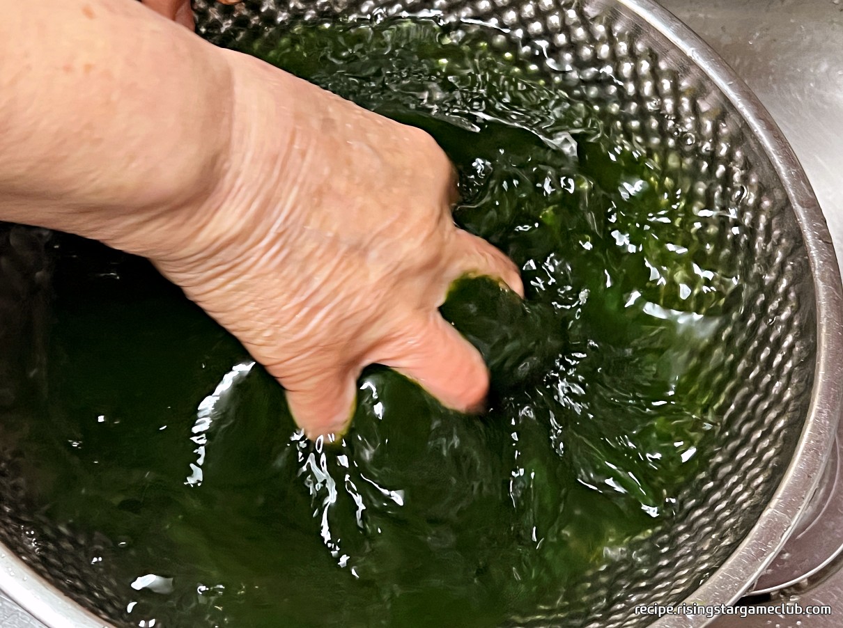 매생이를 손으로 주물러 세척하는 사진